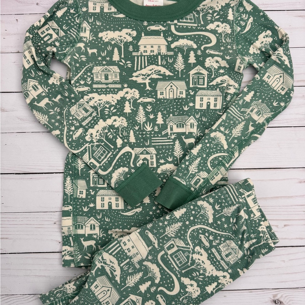 Hanna Andersson Forest Green and Cream Snowy Village Kids Pajama Set